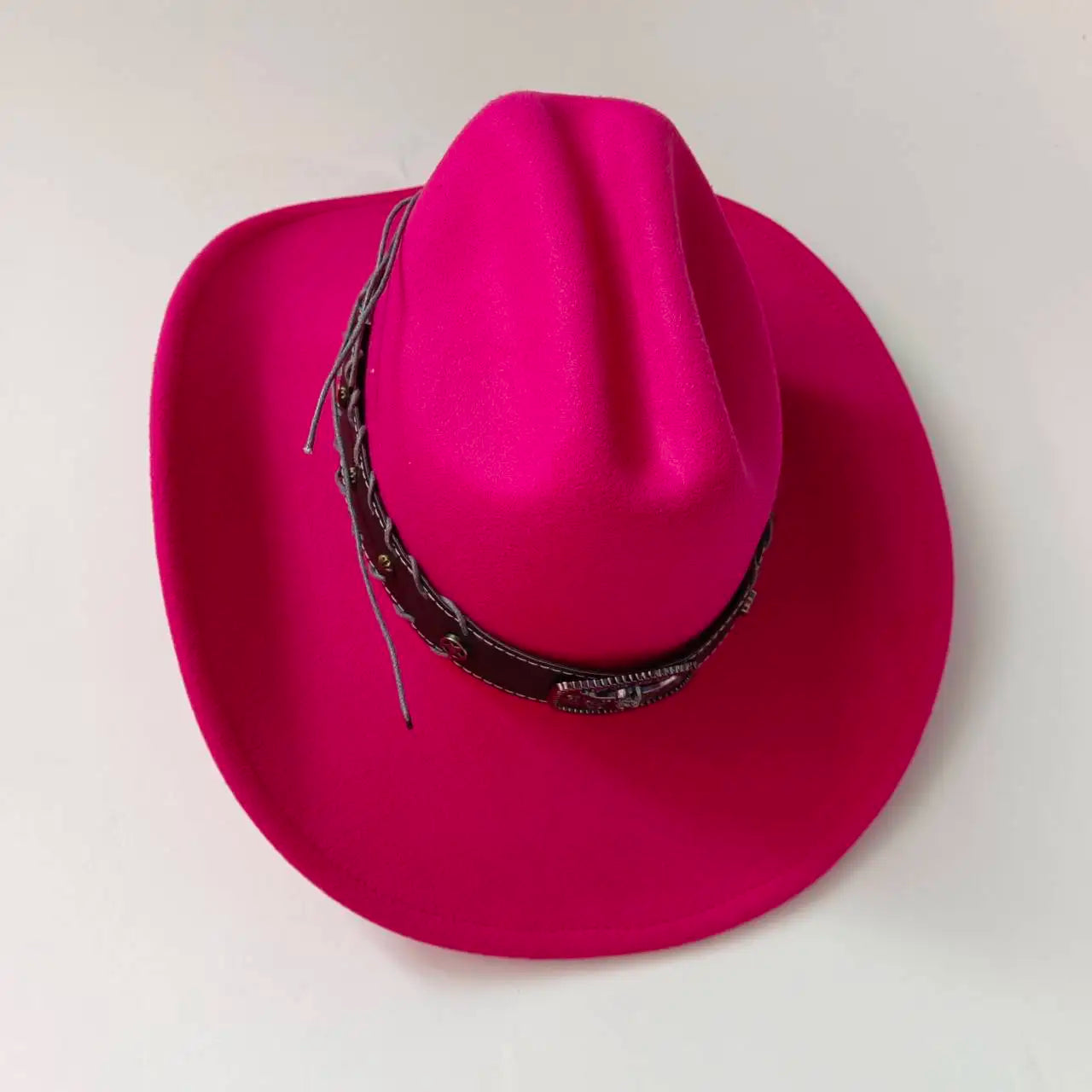 Cowboyhatt i filt med tjurhuvud, enfärgad