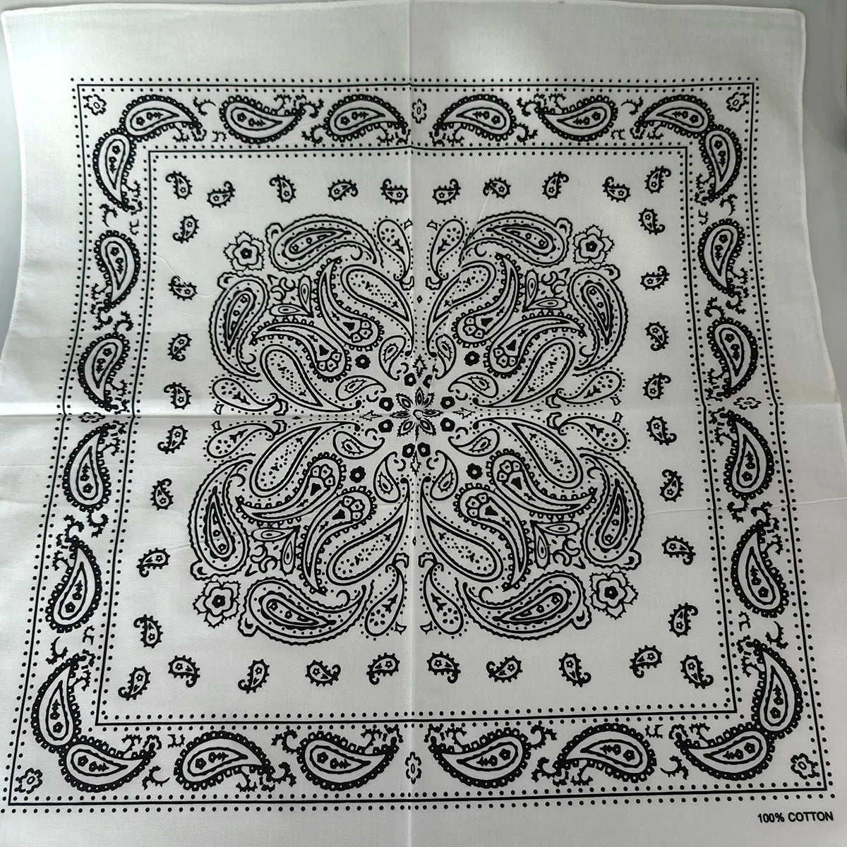 Paisley bandana, svart/röd batik