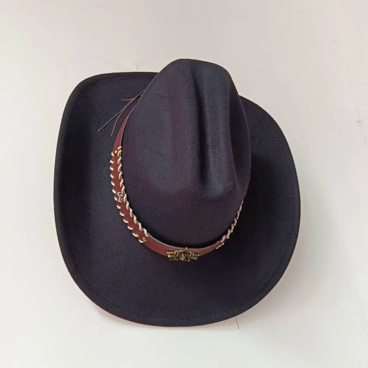 Cowboyhatt i filt med tjurhuvud, enfärgad