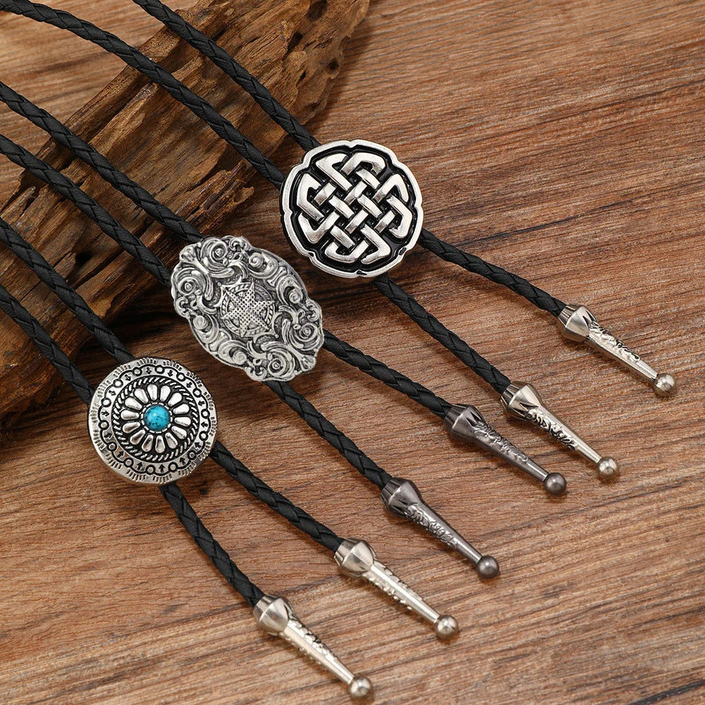 Bolo tie med tjurhuvud i läderrep