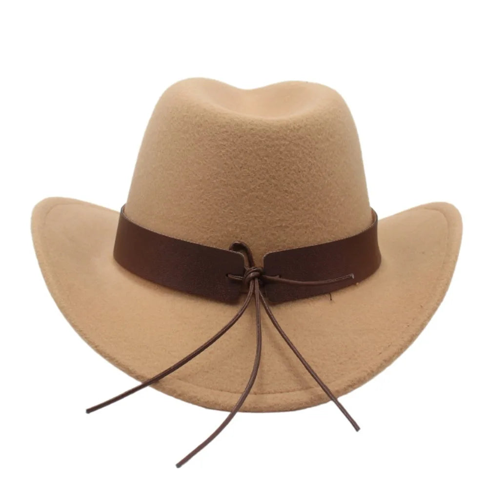 Cowboyhatt i filt med tjurhuvud och hattband