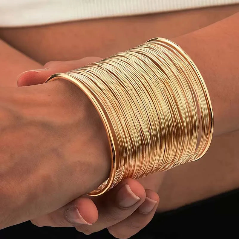 Brett armband i ståltråd, guldfärgat